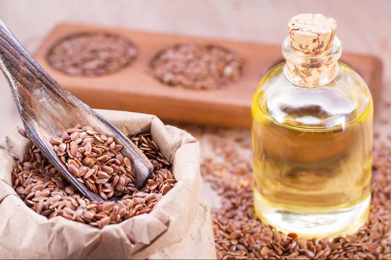 Alt: Bottle of flaxseed oil and flaxseeds for canine health benefits and nutrition.